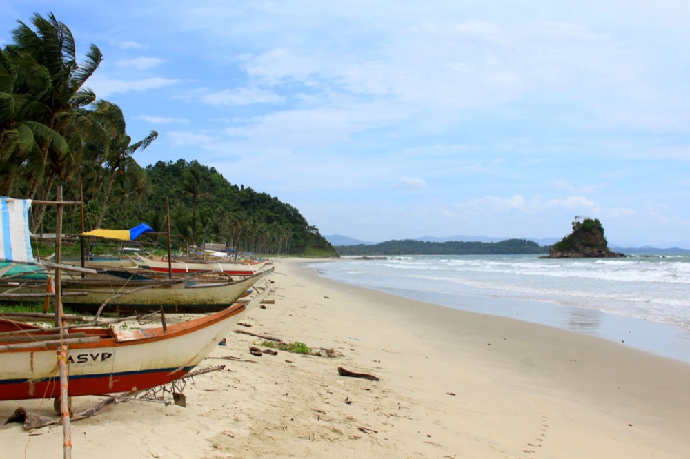 Bangkas colorées tirées sur le sable